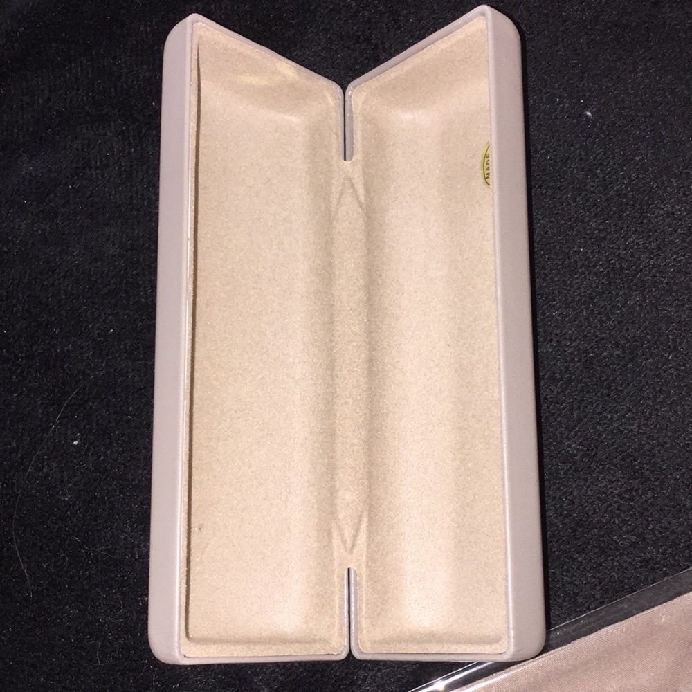 BCBGMAXAZRIA hard clamshell case - Picture 7 of 8
